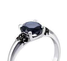 Серебряное кольцо с сапфиром и фианитами (1582ч/1р-NSPH): купить
